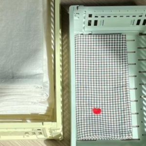 Serviette vichy avec broderie pomme