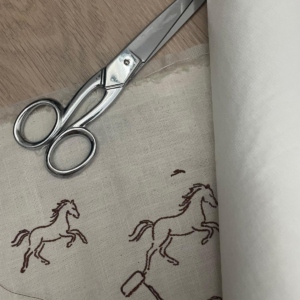 Serviette en lin avec broderie cheval